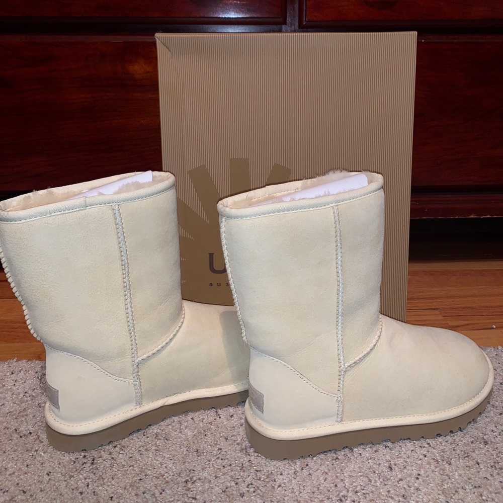 Classic short UGGS boots, the color is sugar